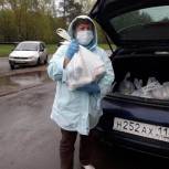 Наталья Логина приняла участие в раздаче продуктовых наборов