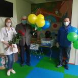 Партийцы Богородска поздравили детишек, проходящих лечение в детском отделении ногинской больницы