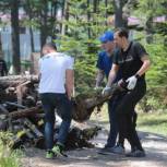 Партийцы провели субботник  в  городском парке имени Гагарина