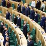 Сенатор Владимир Кравченко призвал Совфед помочь гражданам воспользоваться правом на получение кредитных каникул и ввести кредитную амнистию