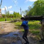 Волонтеры помогли жительнице Приволжска благоустроить могилы ее родственников
