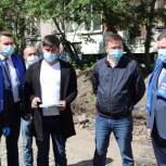 Партийцы проверили ход благоустройства дворов Ленинского района