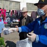 В Кигинском районе волонтеры активно раздают жителям защитные маски