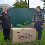 Татьяна Воронина подарила трехколесный велосипед парню с ограниченными возможностями здоровья
