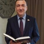 Владимир Афонский передал книги сельской библиотеке в Тульской области