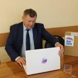 Александр Гречанинов вручил ноутбук золотой медалистке из Людиновского района​