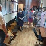 Партийцы Горшеченского района поздравили соцработников с профессиональным праздником