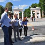 Партийцы проверили ход ремонтных работ на дорогах по улицам Парковой и Островского