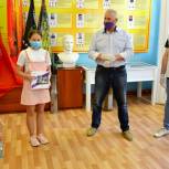 Александр Синьков передал ученице 23-й школы планшет для дистанционного обучения