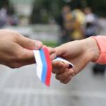 Волонтеры Борского района раздают ленточки -триколор ко Дню России.