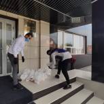 Молодогвардейцы раздали сотрудникам Грозненской станции скорой медицинской помощи горячие обеды