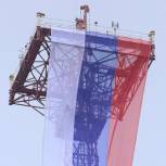 В центре Ижевска развернули 30-метровый флаг России