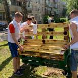 Балашихинские молодогвардейцы установили скамейку по просьбе жителей