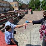 Активисты поздравили жителей Троицка с Днем России  
