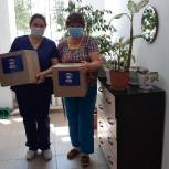 Продуктовые наборы медикам от единороссов вручили в Аргаяшском районе 