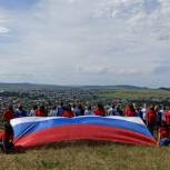 Партийцы Кигинского района провели акции в День России