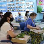 В рамках акции «Помоги учиться дома» Анатолий Наумов подарил ноутбуки многодетным семьям Сарапула