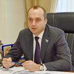 Сотрудники Региональной приемной консультируют граждан по выплатам пособий