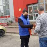 В День памяти и скорби салехардские волонтеры раздали жителям георгиевские ленточки