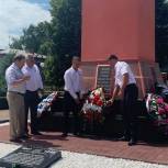 Единороссы возложили цветы к обновленному мемориальному комплексу в Судже