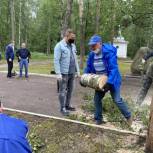 Активисты регионального отделения «Единой России» благоустроили воинский мемориал