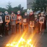 Активисты "Единой России" провели акцию "Свеча памяти"