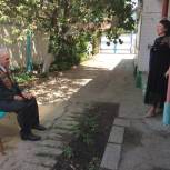 Калмыцкому ветерану устроили мини-концерт во дворе дома