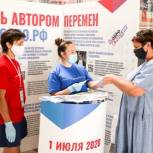 Информационная точка «Волонтёры Конституции» продолжает свою работу в Солнечногорске