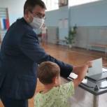 «Приобщаем детей к гражданской активности»: Юрий Еремеев вместе с семьей проголосовал за поправки в Конституцию