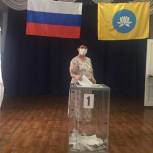 Члены партии «Единая Россия» принимают участие в голосовании 
