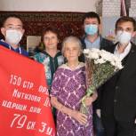 Молодогвардейцы Чувашии передали копии Знамени Победы ветеранам Великой Отечественной войны