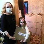 Елена Кашкарова вручила многодетной семье ноутбук для домашнего обучения