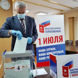 Главный день голосования по поправкам в Конституцию РФ начался в стране
