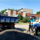 Единороссы благоустраивают дворы 