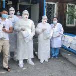 Волонтеры Тувы продолжают помогать медицинским работникам 