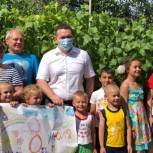 Партиец поздравил семью с приемными детьми с Днем семьи, любви и верности
