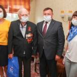 В Ишиме участникам войны вручили мобильные телефоны с безлимитной связью 