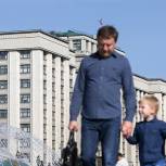 Единороссы поздравили жителей страны с Днем семьи, любви и верности