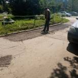 В Ленинском округе «Добрые люди» Омска продолжают ямочный ремонт дорог во дворах