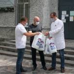 Волгоградские партийцы передали защитные экраны медикам горбольницы №1