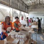 Сторонники Партии в Октябрьском районе помогают комплектовать продовольственные наборы для граждан с инвалидностью