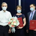 Тюменские единороссы наградили врачей, боровшихся с коронавирусом