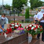 Партийцы возложили к памятникам цветы в День памяти и скорби