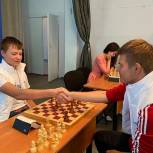 Партийцы и молодогвардейцы Балашихи организовали шахматный турнир в микрорайоне Южный