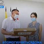 Член Генерального совета Николай Миллин вручил ноутбук выпускнице Новобайбытыревской школы