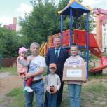 Помоги учиться дома: глава Чебоксар Евгений Кадышев вручил гаджеты чебоксарским школьникам