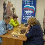 «Связь поколений»: Ветераны спорта и молодежь встретились на шахматном турнире