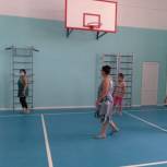 В Озинском районе общественники на «отлично» оценили отремонтированный спортзал