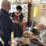 Курские партийцы вручают ветеранам телефоны