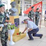 У средней школы установили бюст героя Великой Отечественной войны